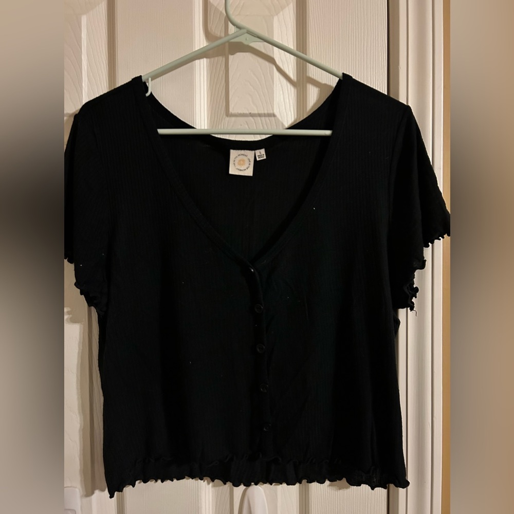 Live in the Moment boutique, soft, slightly cropped, lettuce trim, size large